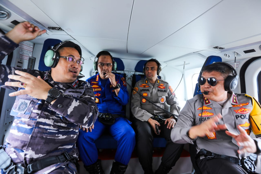 Kapolda Sumut bersama Danlantamal Patroli Udara Pantau Perairan Belawan