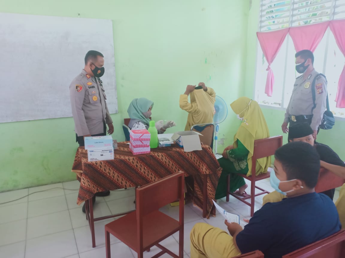 Kapolsek Medang Kampai dan personil meninjau pelaksanaan vaksinasi di MTs N 2 Pelintung Dumai.