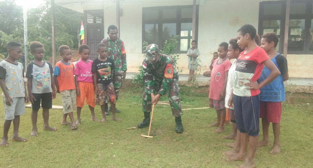 Keceriaan Anak-Anak Perbatasan Saat Bermain Bersama Personel TMMD Kodim 1711/BVD