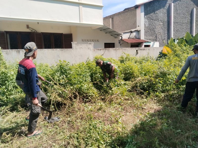 Babinsa Joyotakan Pelopori Kerja Bakti Di Lingkungan Kantor Kelurahan