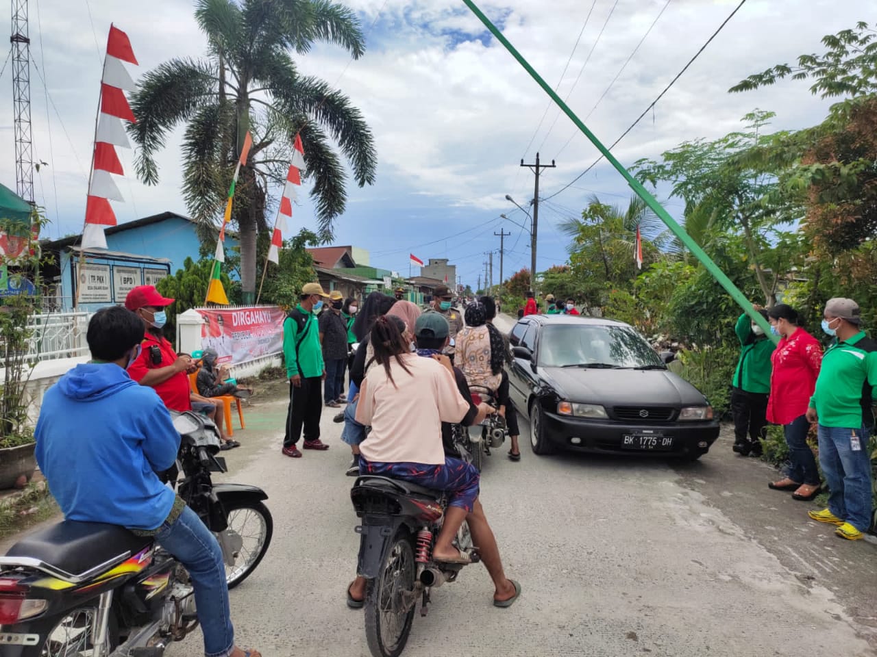 Bersama Relawan Covid-19 Polsek Teluk Mengkudu  Lakukan Penyekatan Menuju Pantai Sialang Buah 