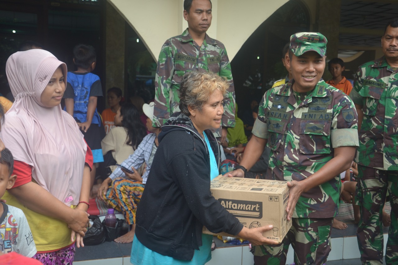 Kodim Pekalongan Berikan Bantuan Korban Banjir