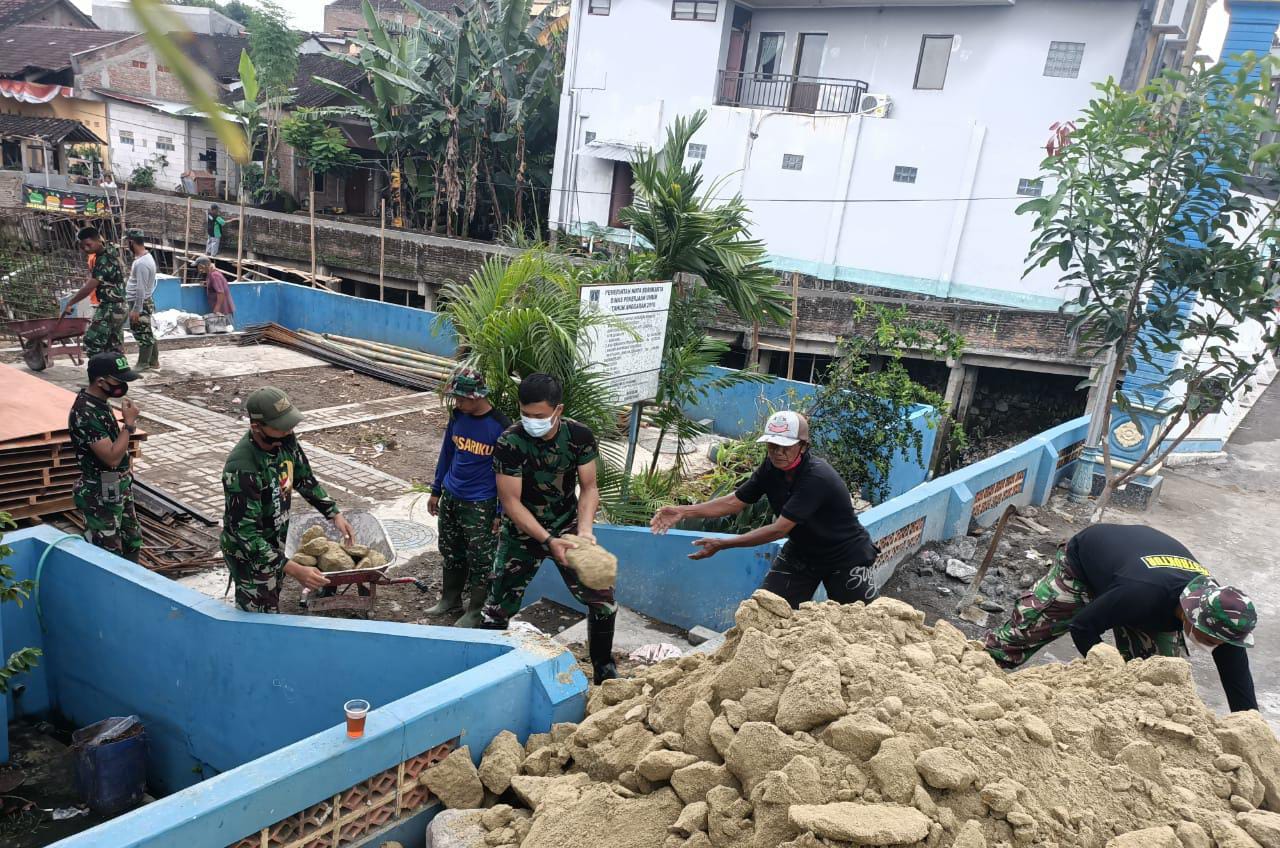 Guyub.... Anggota Satgas TMMD Bersama Warga Kebut Pembangunan Talud