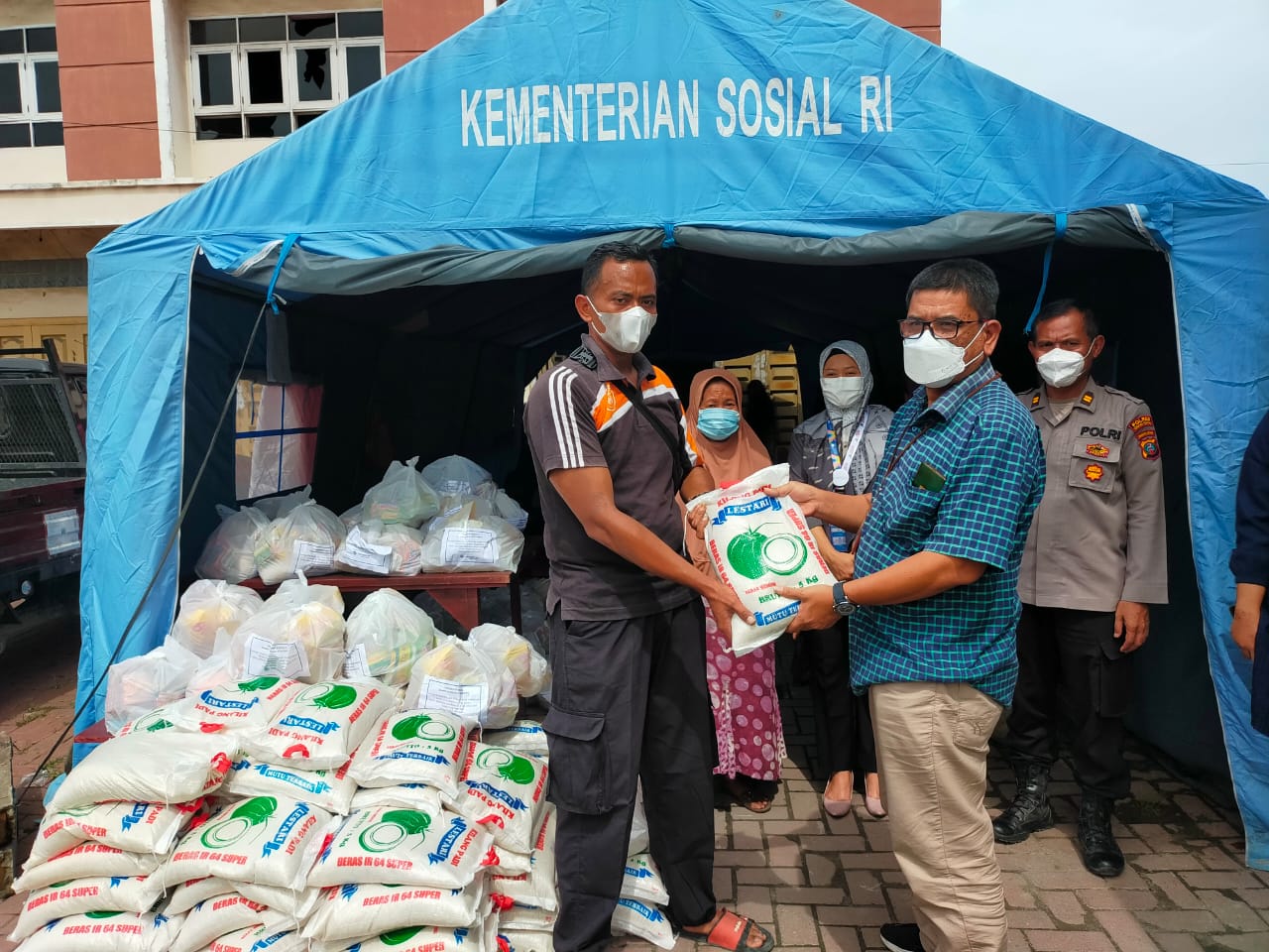 FIF GRUOP Pos Sei Rampah Salurkan Bantuan Korban Banjir Sergai