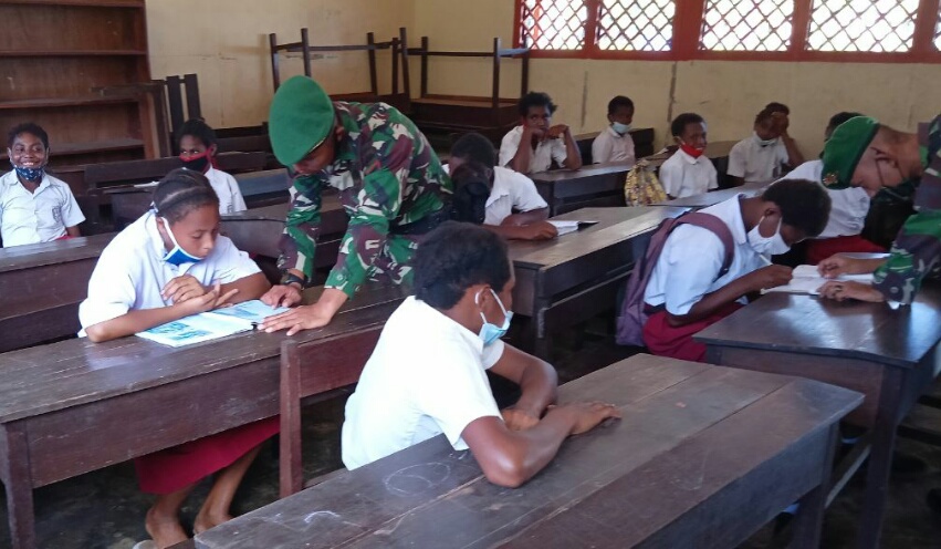 Prajurit TNI Yonif 125 Mengabdikan Diri Membantu Tenaga Pendidik di Sekolah Perbatasan