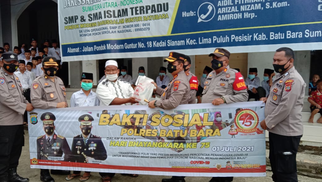 Sambut HUT Bhayangkara ke-75 Polres Batu Bara Lakukan Bakti Sosial Beri Bantuan