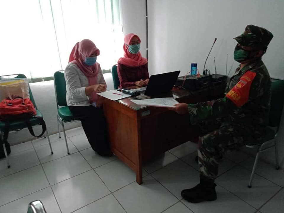 Sesuaikan Data Babinsa Datangi Bidan Desa