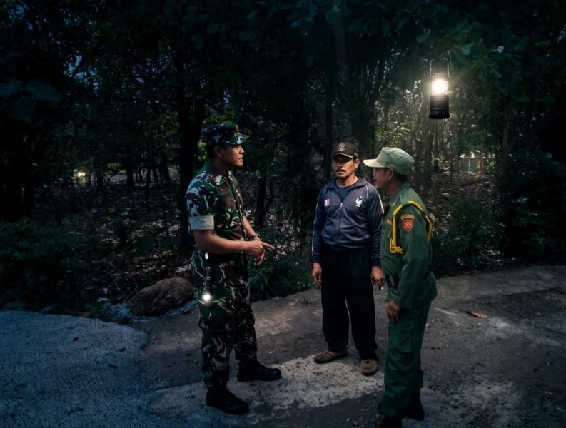 Patroli Malam TNI dan Linmas  Wujud Nyata Menjaga Keamanan Warga
