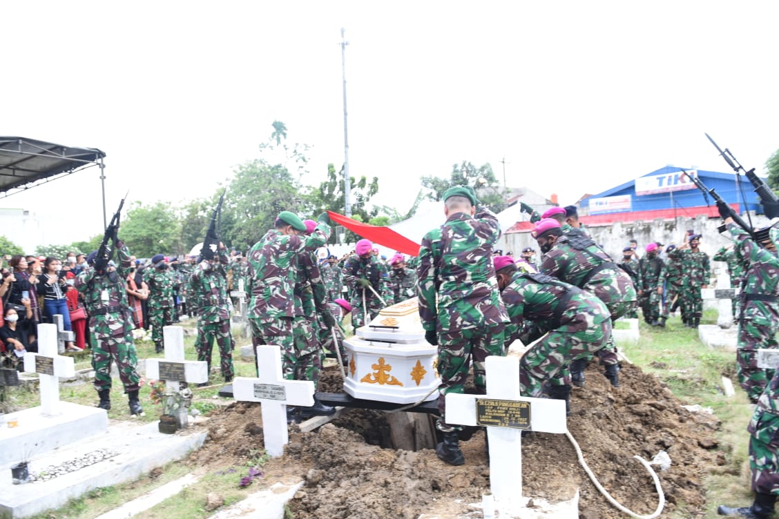 Tembakan SALVO Ke Udara Iringi Upacara Militer Pemakaman Dandenma Lantamal I