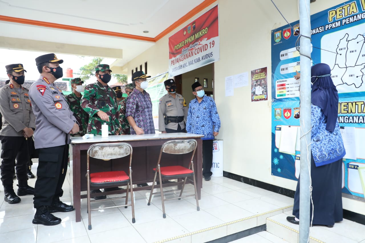Didampingi Panglima TNI, Kapolri Beri Tiket Sekolah Bhabinkamtibmas Di Kudus
