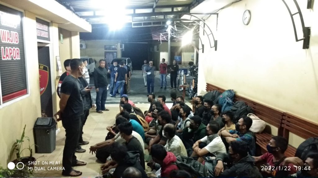 54 PMI/TKI  Ilegal yang diamankan Polsek Kualuh Hilir diperiksa di Polres Labuhanbatu