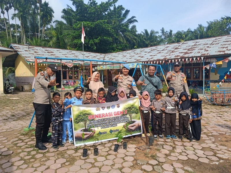 Polsek Medang Kampai Gelar Aksi Penanaman Pohon dalam Rangka Hari Pohon Nasional 2025