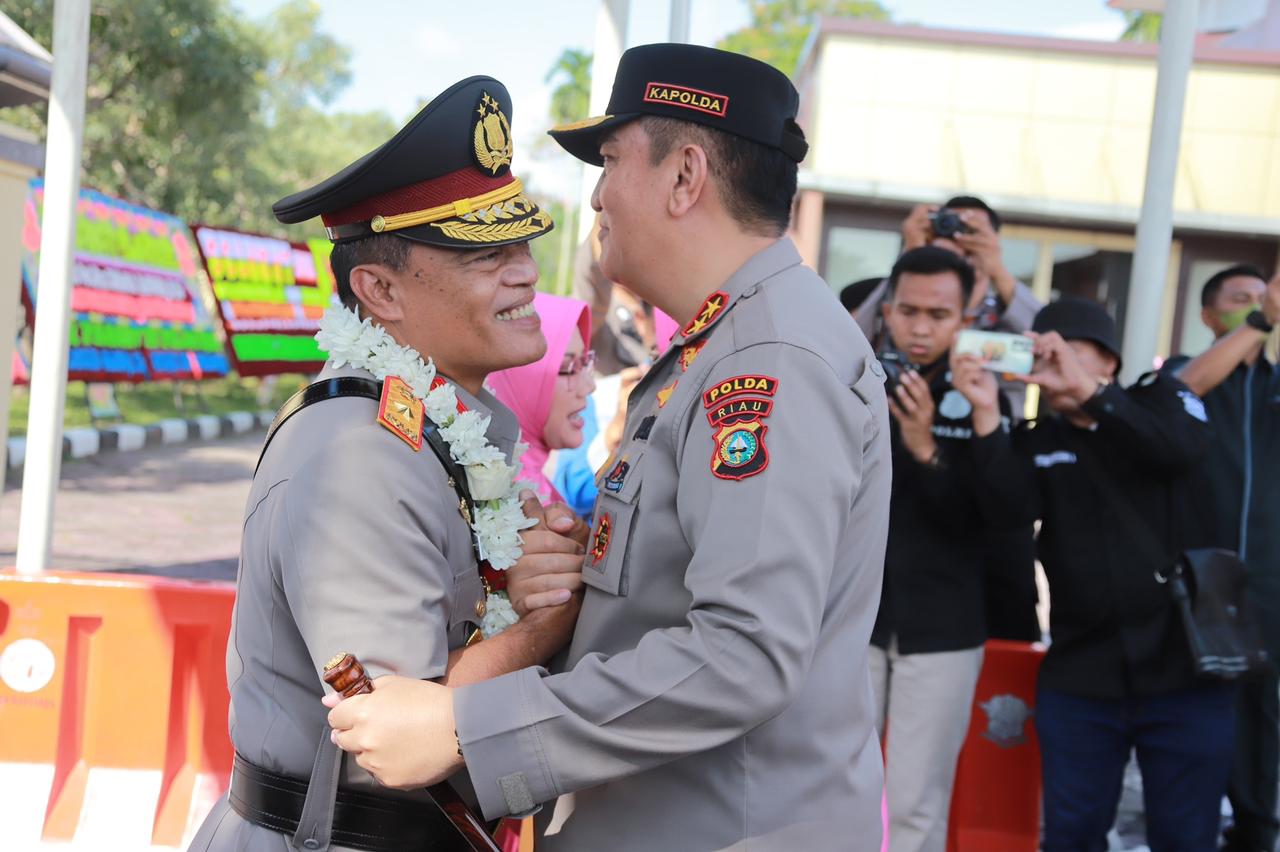 Irjen Moh Iqbal Pimpin Penghormatan ‘Kebanggaan’ di Apel Terakhir Wakapolda Riau Irjen Tabana Bangun