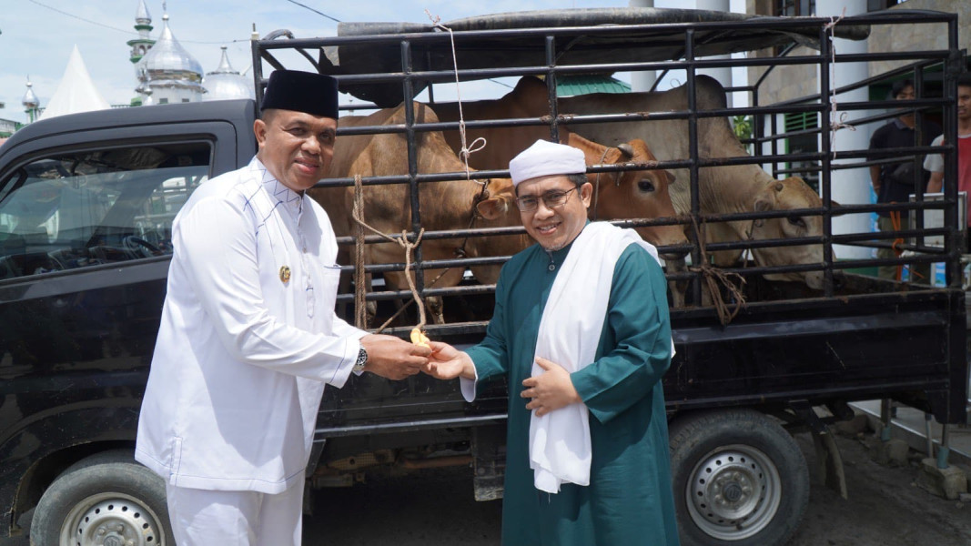 Jelang Haul ke-101 Tuan Guru Babussalam, Pj Bupati Langkat Faisal Hasrimy Serahkan Bantuan untuk Jam