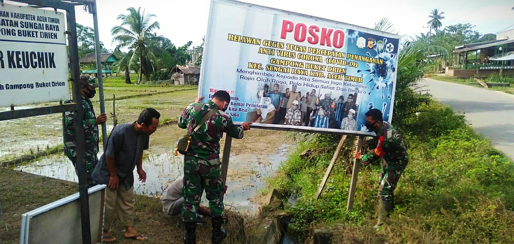 Perangi Wabah Covid-19, Babinsa Ramil 12/Sry Pasang Spanduk