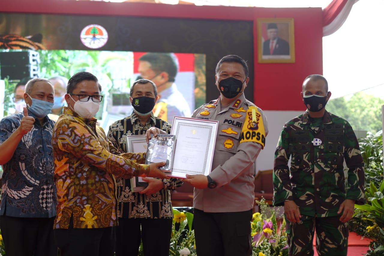 Kapolda Riau Terima Penghargaan Dari Menteri LHK RI
