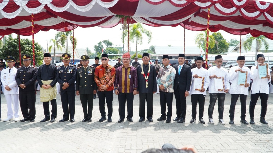 Kepala Lapas Narkotika Langkat Dampingi Bupati Serahkan Remisi Umum dan Dasawarsa kepada Warga Binaan UPT Pemasyarakatan