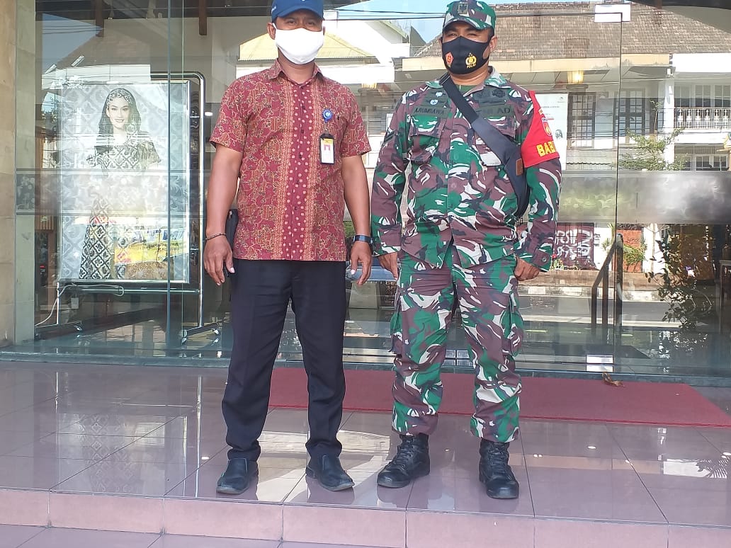 Babinsa Kemlayan Cek dan Terapkan AKB di Wilayah Binaannya