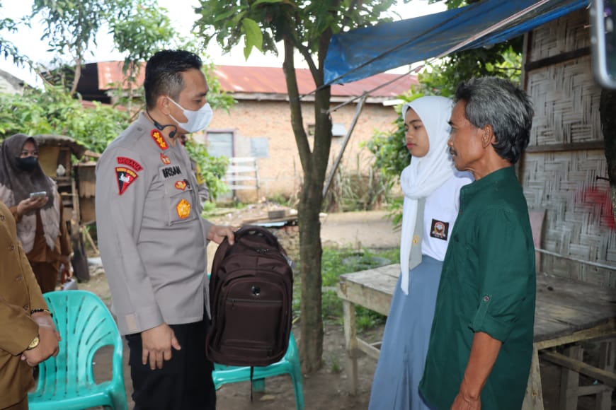 Kapolresta Deli Serdang Beri Bantuan Beasiswa Kepada Anak Putus Sekolah.