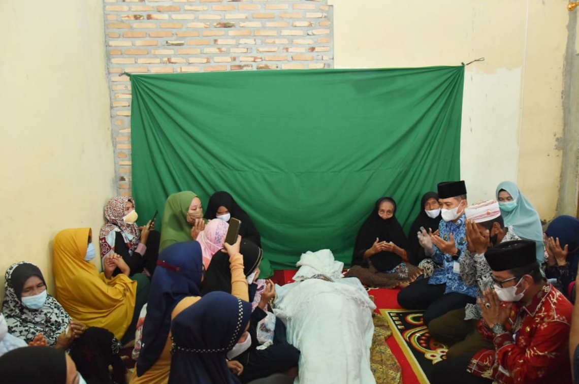 Bupati Batu Bara Melayat Ke Rumah Almarhum Ustadz H. M Syuhairi 