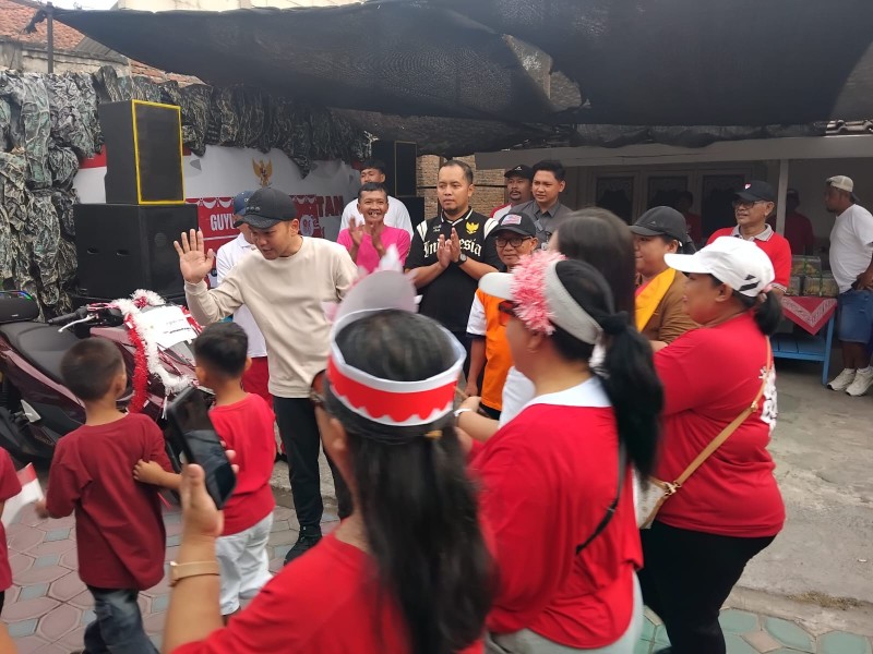 Babinsa Joyotakan Amankan Jalan Sehat Warga yang Dihadiri Wali Kota Surakarta