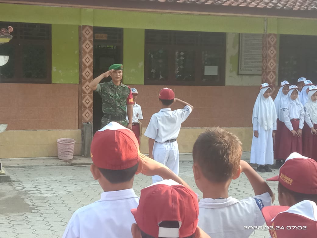 Pimpin Upacara Bendera di SD Negeri Kutowinangun, Ini Pesan Babinsa Koramil 18/Puring