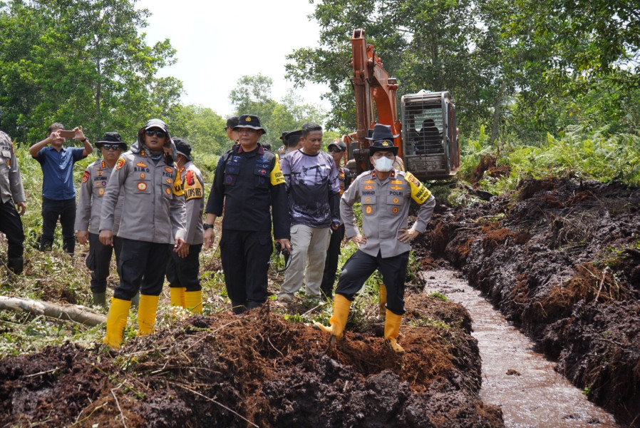 TETAP SEMANGAT DAN PANTANG PULANG SEBELUM PADAM, WAKAPOLDA RIAU BERIKAN DUKUNGAN MORIL KEPADA SATGAS