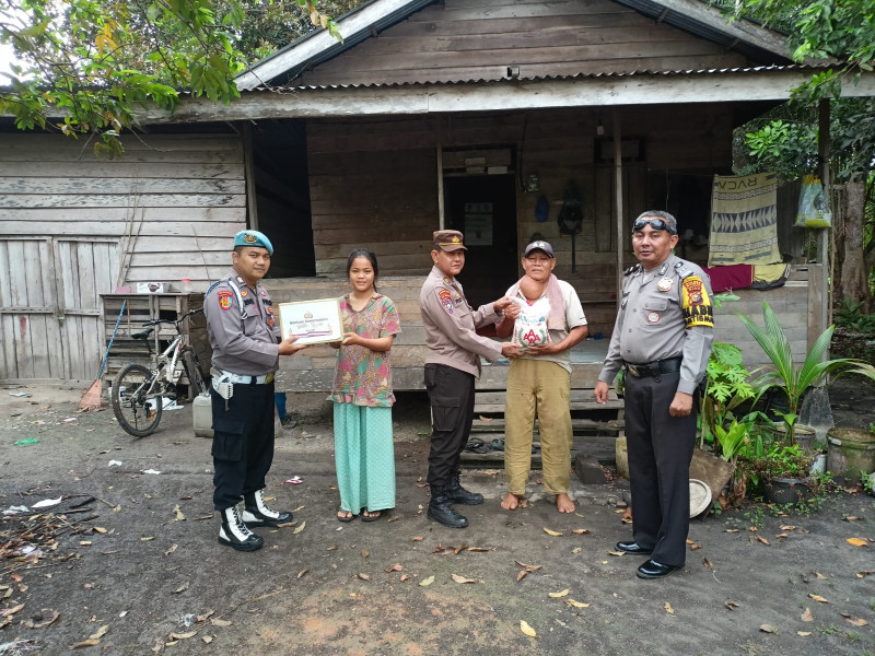Kapolsek Madang Kampai Salurkan 100 Paket Sembako Bagi Mayarakat Terdampak Fluktuasi Harga.