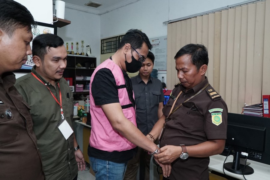 Penyidikan Selesai, Tersangka Dugaan Korupsi Penyaluran Kredit Pada PT.Bank Sumut Cabang Melati Langsung Diserahkan Kepada JPU
