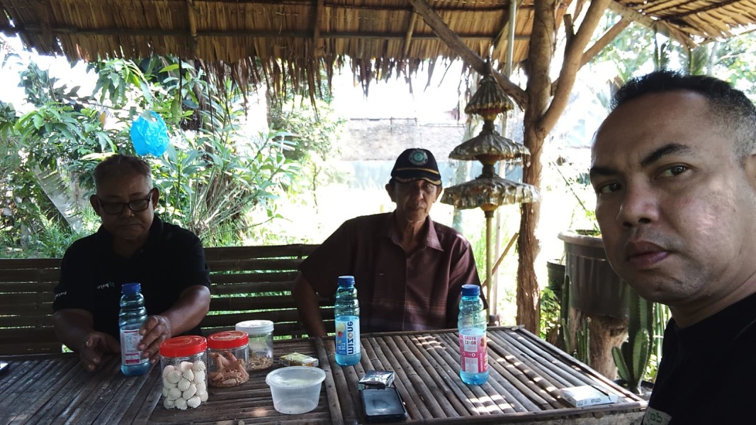 Babinsa Kodim 0724/Boyolali Turun Tangan, Bantu Kelancaran Arus Balik Di Pospam Pasar Ampel