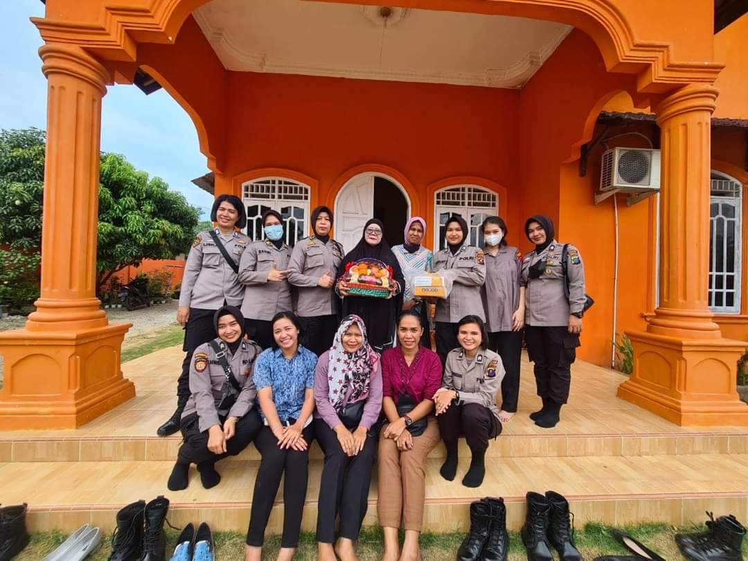 POLWAN Polres Labuhanbatu Anjangsana dirumah Kompol (purn) Murniati Rambe SH