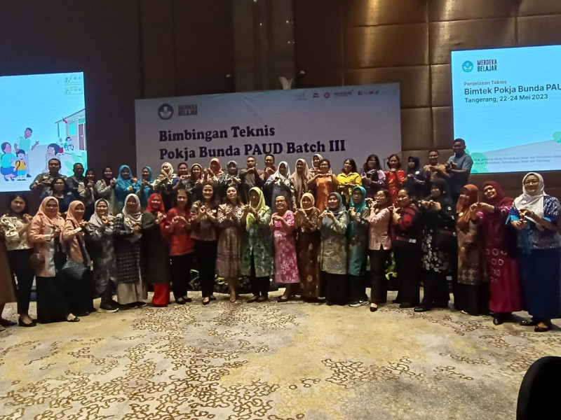 Ketua Pokja Bunda PAUD Pakpak Bharat, Prof. Sri Minda Murni menghadiri Bimtek Pokja Bunda PAUD