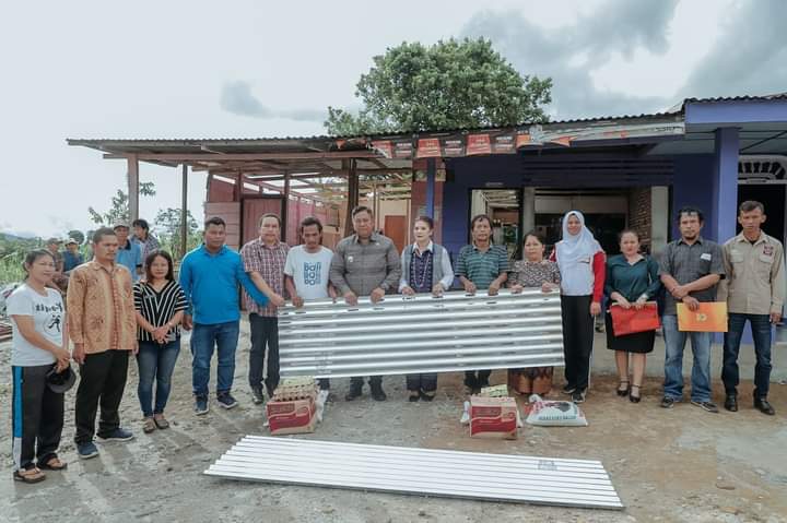 Bupati Dairi Eddy Berutu Serahkan Bantuan untuk Korban Puting Beliung di Kecamatan Berampu