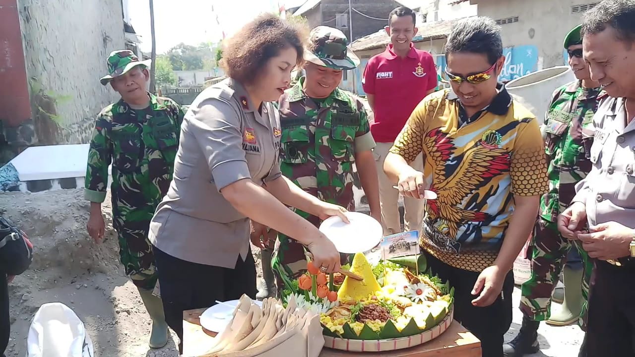 HUT TNI ke - 74, Muspika Jebres Beri Surprise Ke Koramil 04/Jebres di Lokasi TMMD