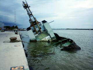 Kapal Yang Diduga Aset PT.Pelindo Nyaris Tenggelam dan Terkesan Ditelantarkan