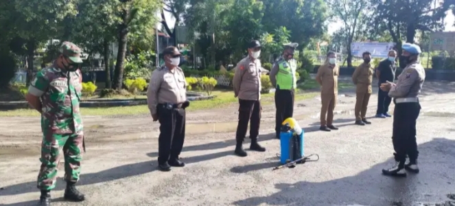 Putus Mata Rantai Penyebaran Covid-19 Polsek Beringin Polresta Deli Serdang Semprot Cairan Disinfekt