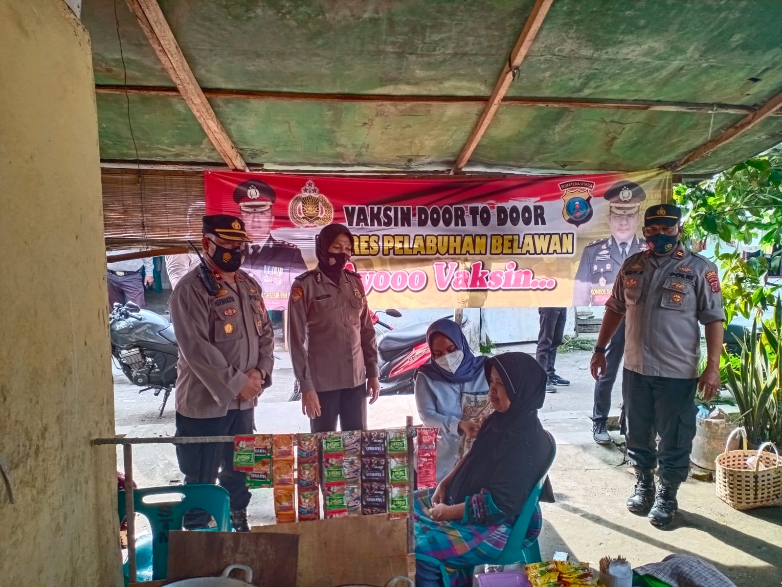 Polres Pelabuhan Belawan Lakukan Vaksin Door to Door Di Desa Manunggal.