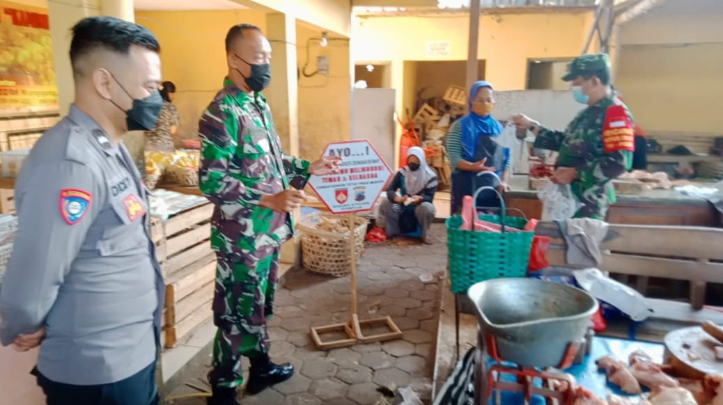 TNI Polri Sosialisasikan 5 M dan Bagikan Masker Gratis Di Pasar Manggung