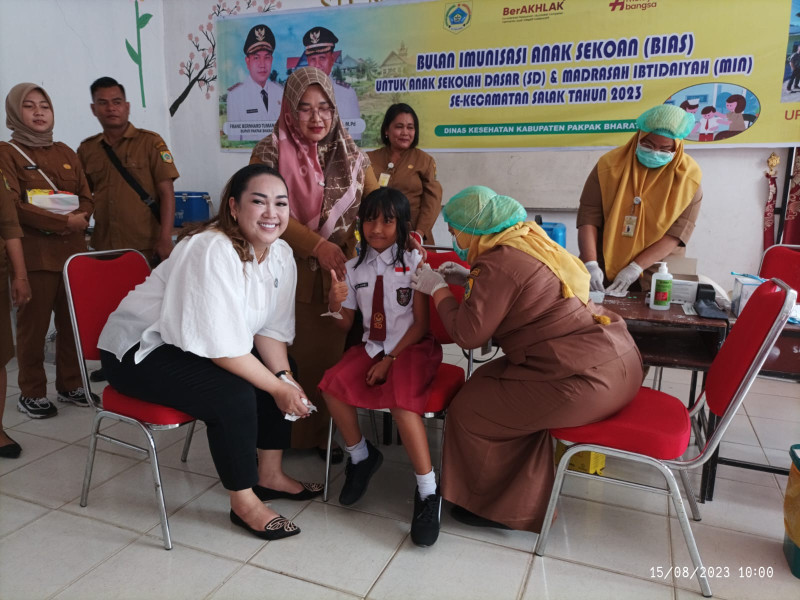 Ketua TP PKK Pakpak Bharat Mengunjungi SD 030412 Salak