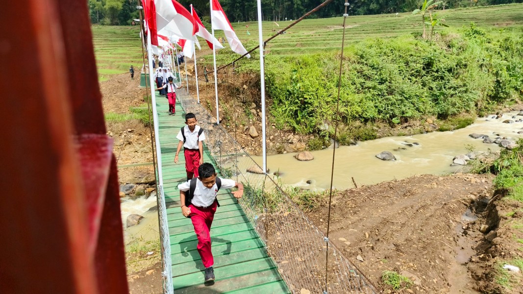 Dulu Basah Basahan Ke Sekolah, Sekarang Anak Sekolah Di Sembukan Punya Jembatan Garuda