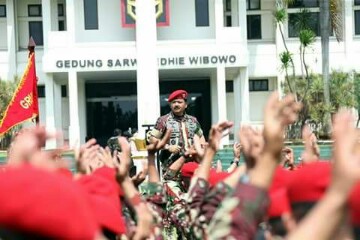 Panglima TNI Terima Brevet Komando Sebagai Warga Kehormatan Kopassus