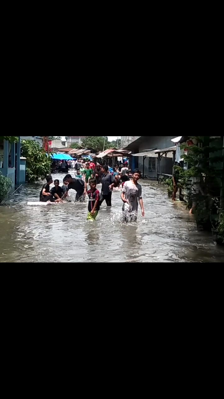 Akibat Diguyur Hujan, Pemukiman Warga di Medan Terendam Banjir