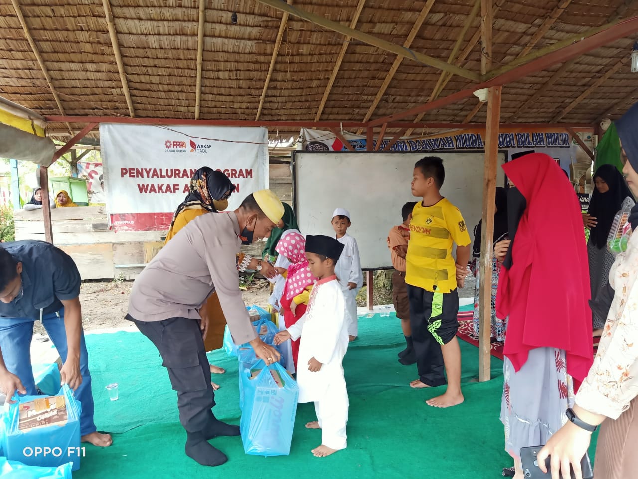 Kapolsek Bilah Hilir  serahkan bantuan sembako untuk anak yatim di Pondok mengaji Al Hafis Negerilam