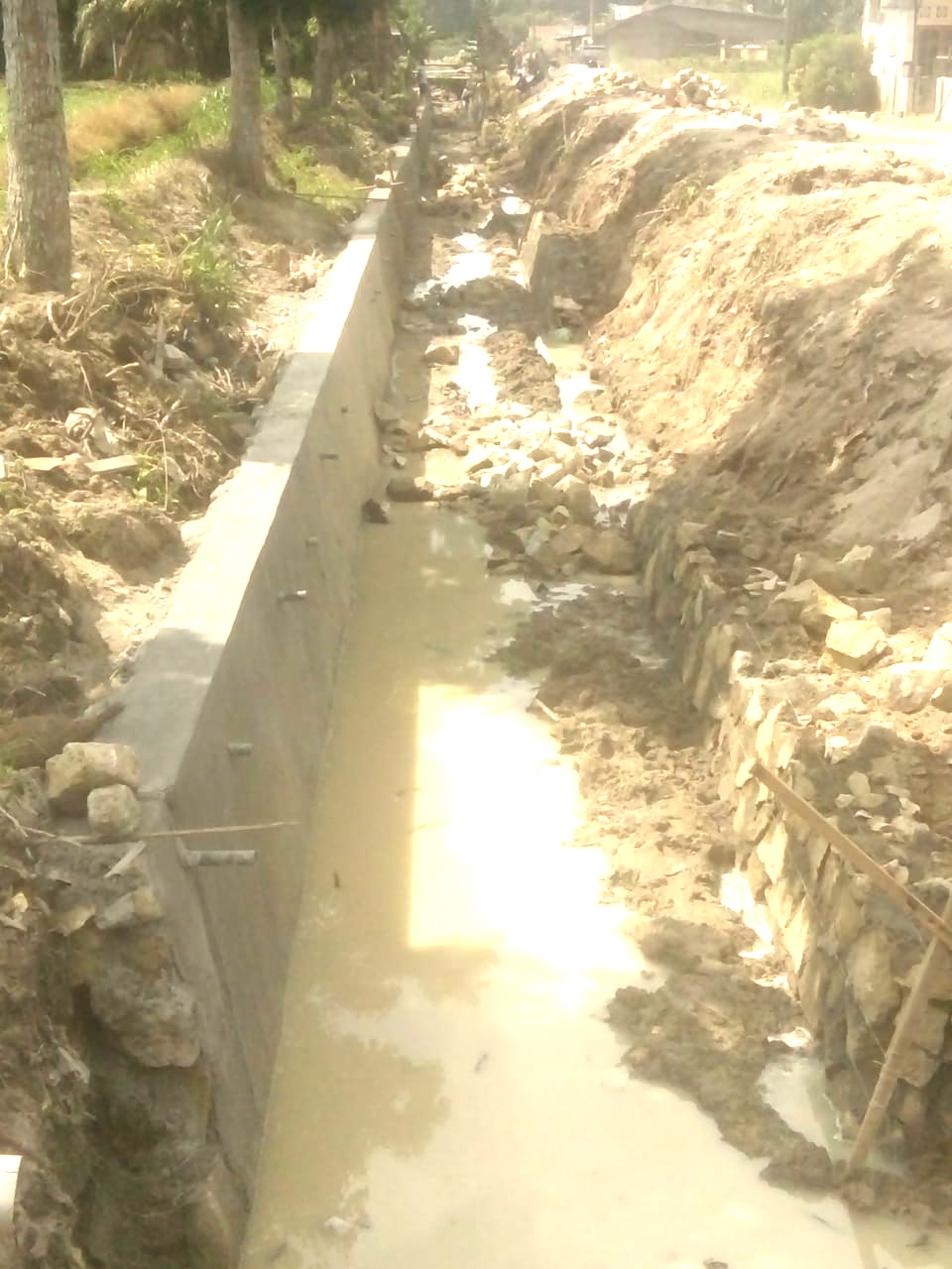 Proyek Irigasi di Kecamatan Huta Bayu Raja Diduga Gunakan Material Illegal dan Dikerjakan Asal Jadi