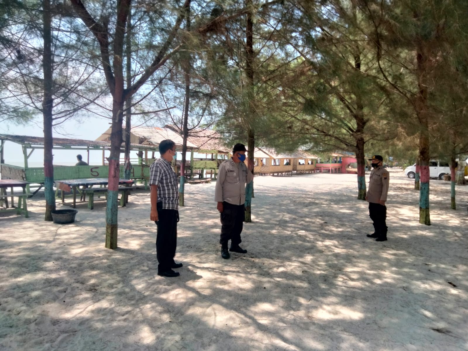 Polsek Teluk Mengkudu  Lakukan Patroli Operasi Yutisi Ketupat Toba Imbau Pengusaha Patuhi Prokes