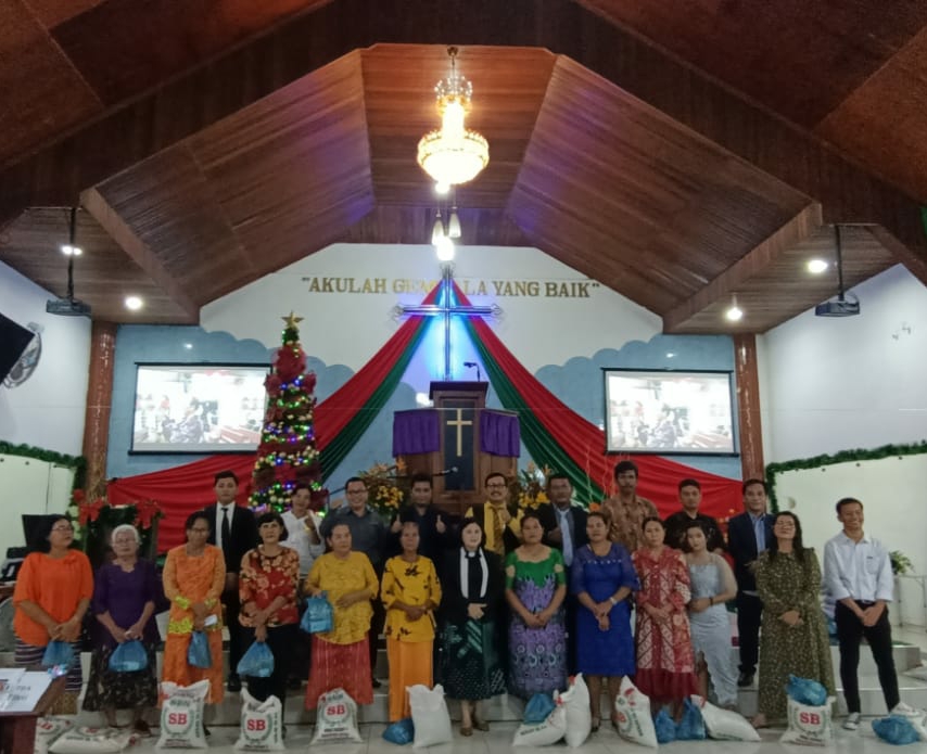 GKPI Marindal Bagikan Bingkisan Pada Perayaan Natal Muda-Mudi 2022