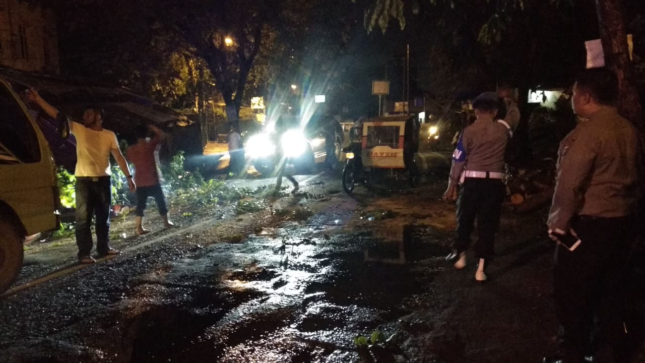 Polsek Medan Helvetia  Cek Pohon Tumbang Dampak Hujan Deras