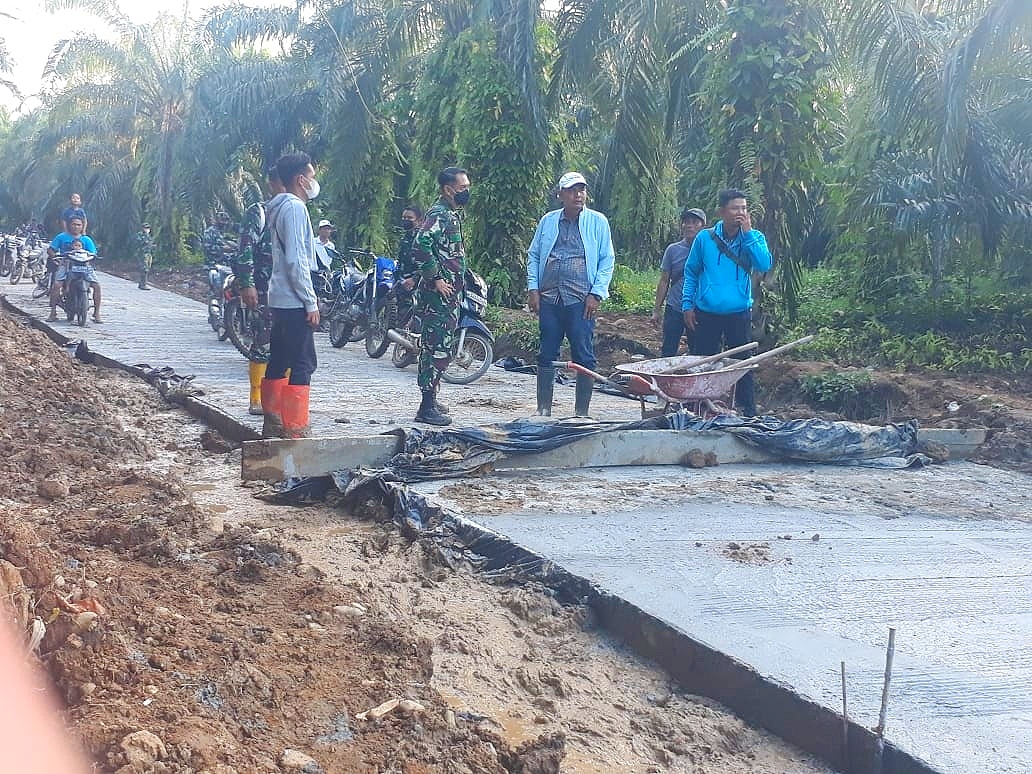 Motivasi Percepatan Cor Beton Jalan TMMD, Ini yang Dilakukan Dandim 0204/DS