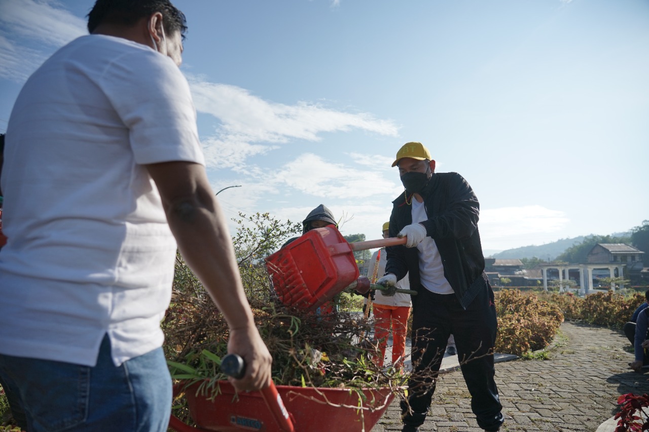 JELANG HUT PAKPAK BHARAT KE-19 BUPATI AJAK JAJARAN BERSIHKAN LINGKUNGAN