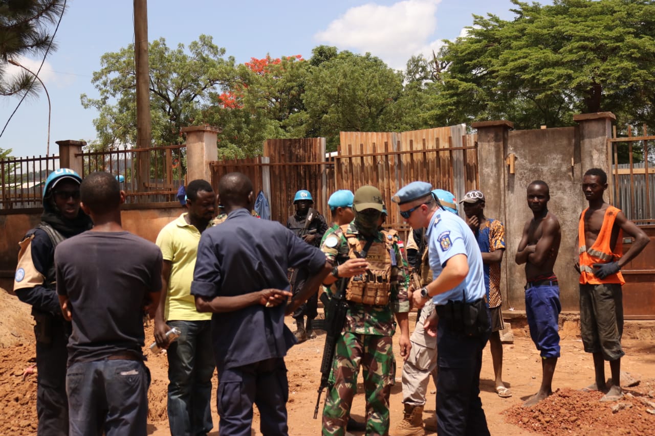 Lagi, Masyarakat Afrika Tengah Serahkan Mortir Kepada Satgas Kizi TNI
